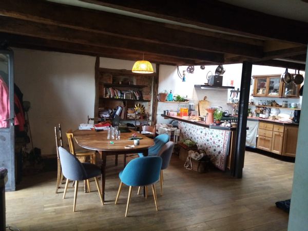 Une petite chambre donnant accès directement sur la terrasse avec une vue sur la vallée, idéale pour passer quelques jours dans le Ségala., entre randos et visite des sites historiques de notre région.