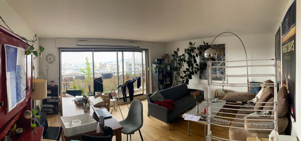 Belle chambre de 10m2 au sein d'un grand appartement de 100m2 avec 2 salles de bain, et donnant sur un balcon avec vue panoramique sur tout Paris!
Luminosité maximale, vous vous endormirez en regardant scintiller la tour Eiffel et le Sacré Coeur, ou vous pourrez bronzer sur le balcon pour vous reposer de vos visites culturelles. 
A 8 minutes à pieds de la station de métro Belleville, quartier central et vivant, et appartement tout confort.