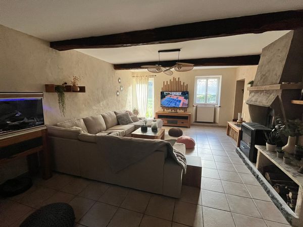 Maison de charme au coeur de la campagne dans un parc privé d'1 hectare. La maison se situe près d'une rivière pour pouvoir se rafraîchir et remonter le cours d'eau l'été pour se balader.