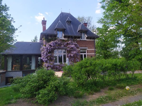 Demeure de charme au coeur d'un grand jardin à deux pas de Nivelles (25 min en train de Bruxelles midi)