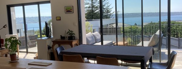 Maison vue mer au-dessus du port