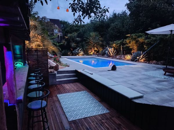 Maison familiale de 4 chambres, avec piscine et salle cinéma en région parisienne.