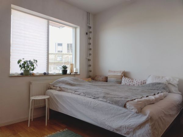 Cozy 27m² studio apartment in Helsingborg, ideal for solo travelers or couples. Just 10 minutes by bus to the city center and 5 minutes by car to beautiful forests and nature trails. The apartment offers a comfortable bed, a fully equipped kitchen, a private bathroom, and a calm atmosphere — perfect for relaxing after a day of exploring southern Sweden or visiting nearby Helsingør or Copenhagen.