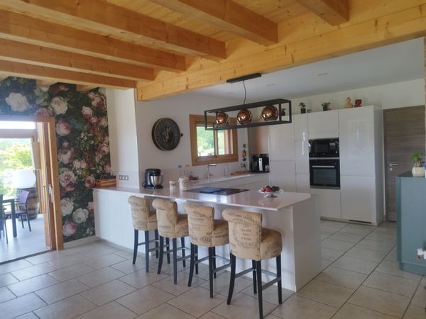 Maison avec vue sur le lac d'Annecy. 3 chambres et proche de toutes commodités.