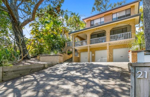 Stylish Noosa Retreat in the Junction – Walk to Beach, Dining & More