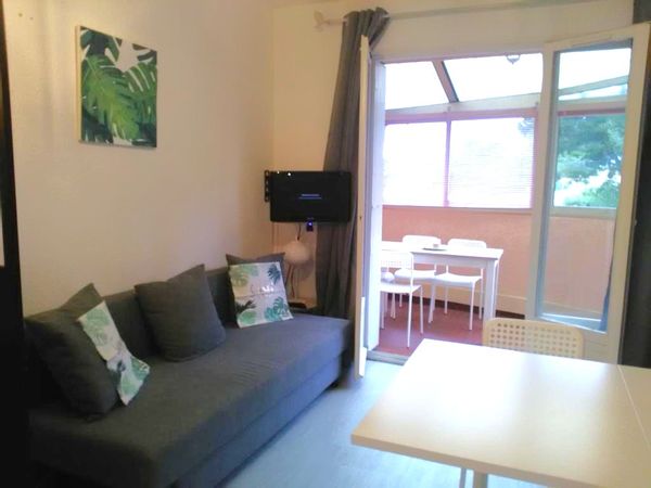 Appartement sans vis-à-vis , calme à 7 minutes à pied du port et des plages.