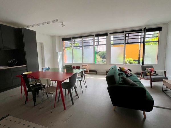 Loft avec grande pièce à vivre et 2 petites chambres.