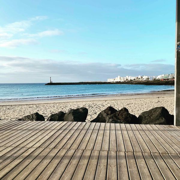 Grande maison lumineuse à 100 mètres de la plage de Las Cucharas, spot mondialement connu pour la pratique du windsurf et du windsurf. Située dans l'archipel des Canaries, sur l'ile de Lanzarote réputée pour ses paysages uniques au monde. C'est aussi un paradis pour tous les sports d'eau, windsurf, sur, wing...