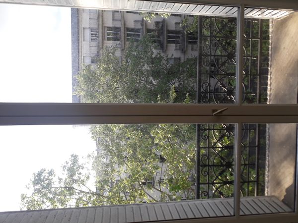 Appartement très lumineux au centre de Paris avec une vraie vie de quartier.