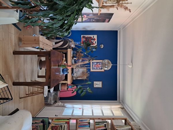 Bienvenue dans mon appartement situé au cœur du quartier historique des Carmes, l’un des plus charmants et vivants de Toulouse. Niché au 4e étage (avec ascenseur), il offre une vue imprenable sur la Garonne et les quais, parfait pour profiter des couchers de soleil toulousains.

À deux pas de l'appartement, vous trouverez des ruelles pleines de caractère, des marchés, des cafés, des restaurants, des commerces de proximité et l’effervescence culturelle typique du centre-ville. Envie de verdure ? L’île du Ramier est à quelques minutes à pied pour se balader, courir ou simplement se détendre au bord de l’eau.

Le tramway est accessible en quelques minutes à pied et permet de rejoindre facilement l’aéroport en moins de 30 minutes. Un point de départ idéal pour explorer la ville rose et ses environs !

-