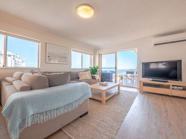 Australia Zoo only 20 mins away - 3 bedroom apartment with huge ocean views across to Moreton Island and Pumicestone Passage. High position 3 blocks back from the beach.
