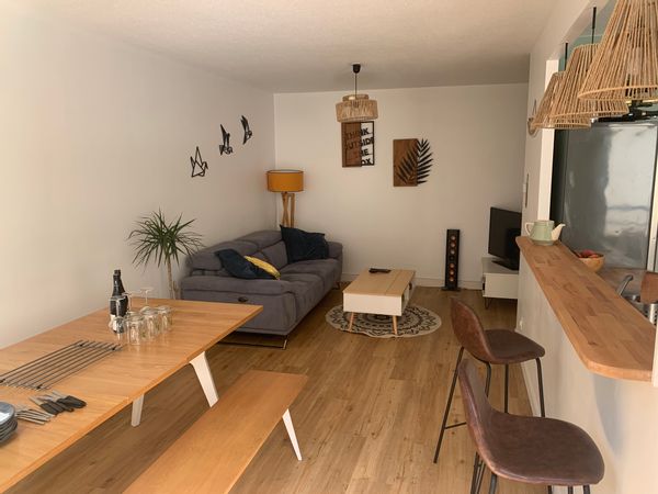 Appartement entièrement refait à neuf dans une résidence au calme, avec balcon et parking fermé.