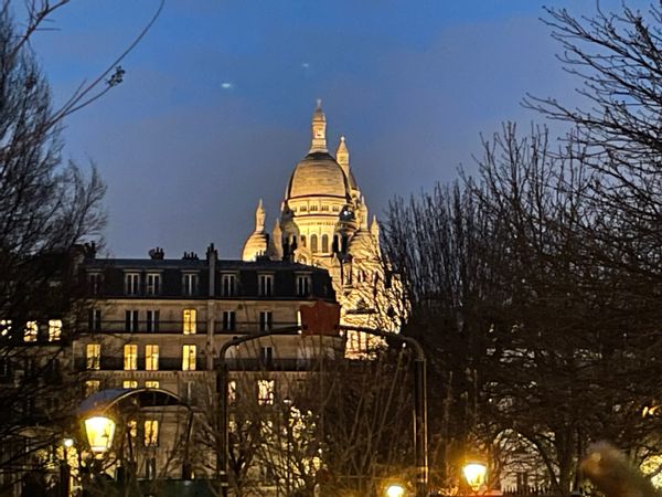 Appartement de charme, 3 chambres, à 2 pas de Montmartre, dans un quartier vivant à proximité de nombreuses stations de métro (ligne 2, 4, 5, 7, 12) dans une résidence très calme.