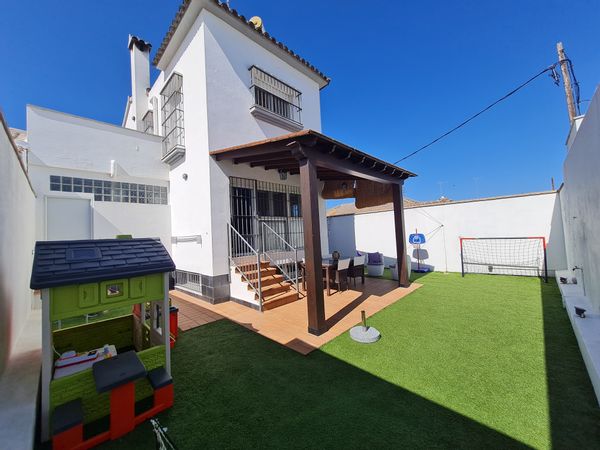 Maison avec jardin sur la côte occidentale de l'Andalousie.