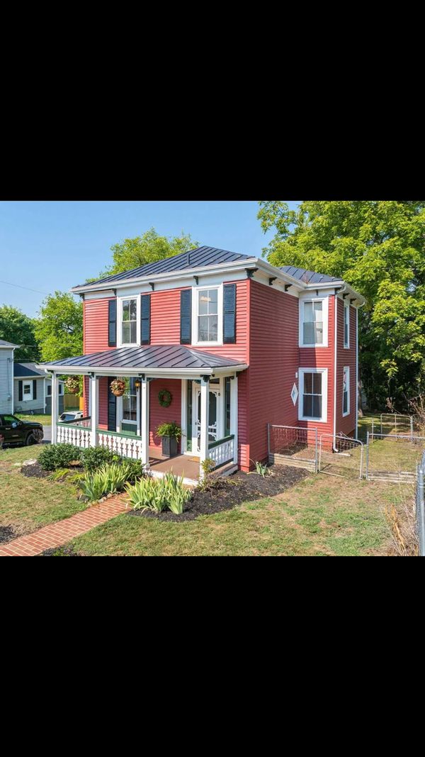 Charm and Comfort- Your Cozy Staunton Retreat!