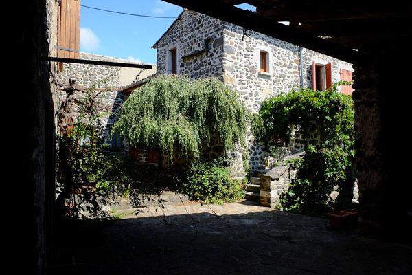 Grande maison en pierre en Ardèche, au coeur de la nature, dans un hameau chaleureux.