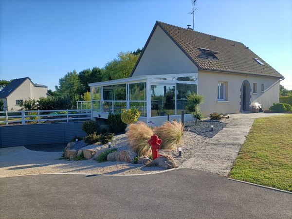 Maison idéalement située au coeur de la Normandie. 
A moins d'une heure, vous pourrez découvrir les plages du Débarquement, le Mont Saint Michel et bien d'autres sites magnifiques (viaduc de la Souleuvre, lac de la Dathée...)

Vous pourrez profiter d'un environnement champêtre dépaysant en pleine campagne tout en musardant dans une grande véranda ouverte bercé par le son des oiseaux de la nature.