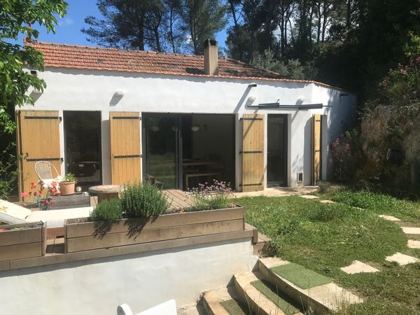 Chez A. J. Villa Marseille à la campagne. Avec jardin et piscine.