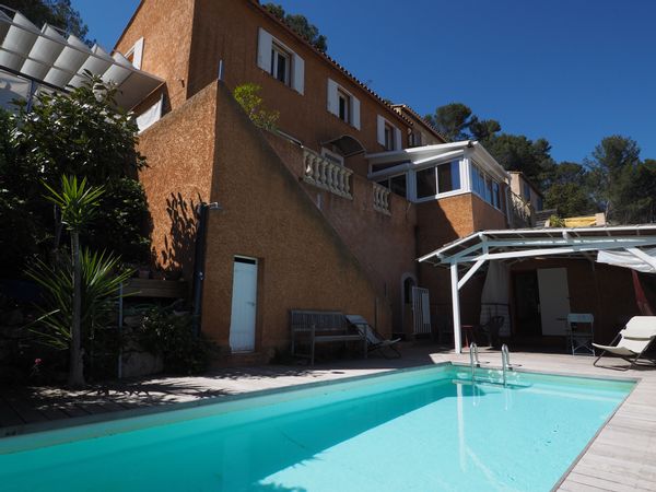 Villa avec piscine privée, vue panoramique & jacuzzi – proche des plages de Hyères