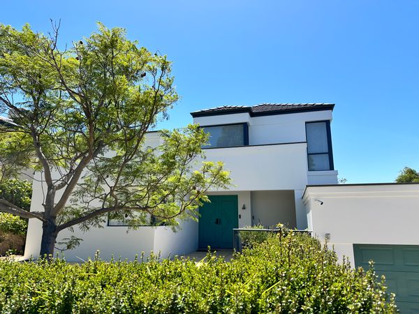 Large comfortable, newly renovated family home in East Fremantle. Walk to the river, walk to the shops/ cafes/ restaurants. Short drive or bus to the heart of Fremantle or the beach. We have a pool and are set up for young children.