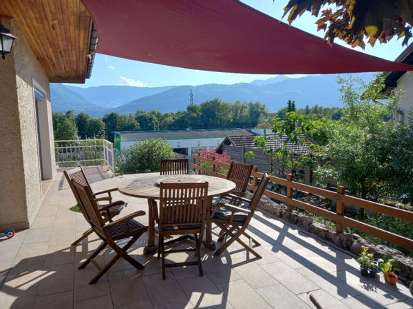 Maison avec grand espace extérieur au pied des Alpes.