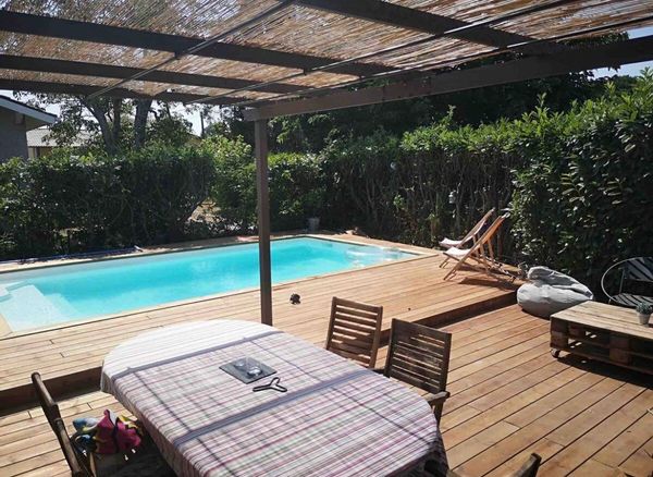 Au coeur de la région Bordelaise, notre  maison,  de 120m2 , jardin 400m2 , terasse et piscine privée, est prète pour vous accueillir .