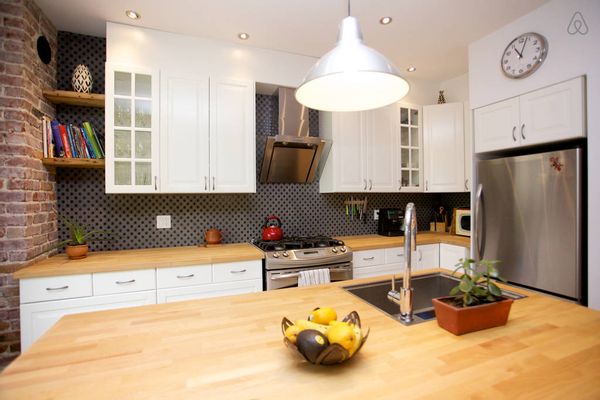Ce cottage, situé sur une rue typique de Montréal bordée de grands arbres matures peut accueillir jusqu'à 6 personnes. Comprenant 3 chambres et 2 salles de bain, cuisine sur aire ouverte, terrasse ombragée, piscine (chauffée), le tout à 5 min du métro (ligne orange).