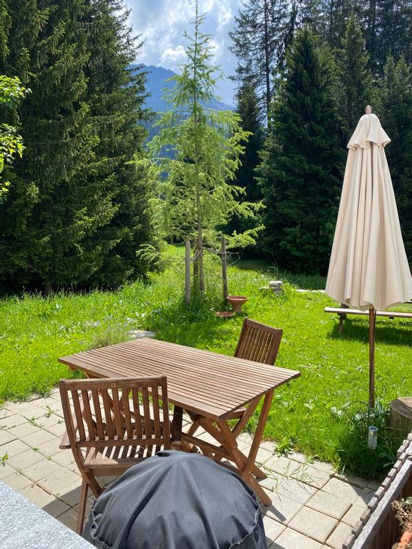 Herzlich willkommen in unserer sonnigen Ferienwohnung! Auf 37 Quadratmetern bietet sie Platz für bis zu zwei Erwachsene und ein Kind. Entdecken Sie die Vorzüge einer ruhigen Wohngegend und die ideale Lage mit Skiliften in Gehweite, welche Sie direkt ins Skigebiet bringen. Die Einstiege in das weitläufige Loipennetz der Region sowie zum malerischen Heidsee liegen nur wenige Schritte von unserer Ferienwohnung entfernt. Zusätzlich befindet sich die Haltestelle des kostenlosen Sportbusses ganz in der Nähe, was Ihnen eine bequeme Mobilität ermöglicht. Entspannen Sie sich auf unserem schönen Sitzplatz im Grünen und genießen Sie einen komfortablen sowie erholsamen Aufenthalt in unserer komplett ausgestatteten und lichtdurchfluteten Wohnung.