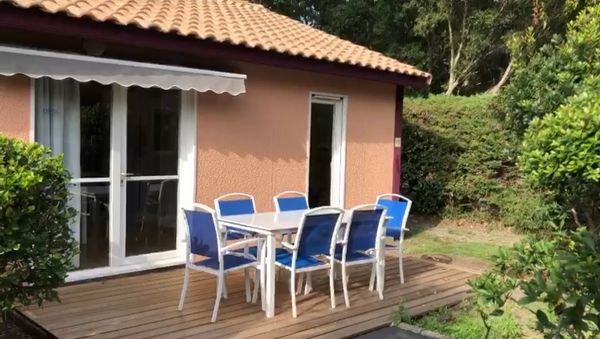 Maisonnette Soustons plage.
Notre petite maison miyotenne de vacances, T3 de 50 m2 pour 6 couchages est idéalement située dans une résidence sécurisée et entièrement clôturée à Soustons Plage, avec tennis, ping-pong, terrain de pétanque, basket, mini-golf et aire de jeux pour les enfants en accès libre.
Proche du lac marin (400 mètres) et de la plage (1200 mètres) et 
du Golf de Pinsolle à Soustons Plage.
Un grand parking gratuit à l’entrée de la résidence pour les voitures. 
Les draps et les serviettes ne sont pas compris.
Les frais de ménage sont de 70€