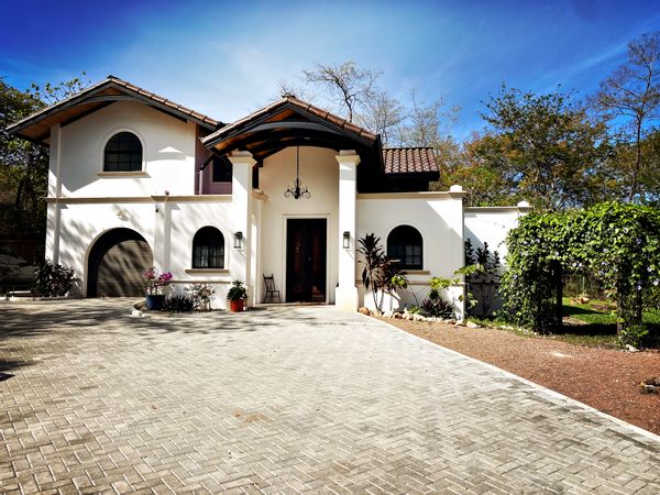 Quiet, Romantic, Spanish Colonial Home 15 min from the beach
