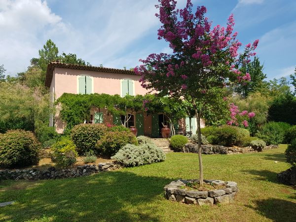 Très belle Bastide Provençale, avec 4 grandes chambres et 3 salles d'eau au coeur de l'arrière pays Varois équipé d'une piscine installée au milieu d'un immense jardin ombragée.