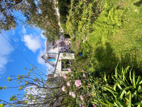 petite maison bretonne en granit plage et bourg avec jardin