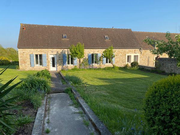 Le charme de la campagne à 10 minutes du bord de mer (Wissant, Wimereux, Ambleteuse, Caps Gris Nez et Blanc-Nez)... La Roseaulière est un corps de ferme de charme, située au calme et sans vis à vis, disposant d'un jardin de 2700 m² (clos de mur), d'un parking privatif pouvant accueillir au moins 6 voitures. Au RDC: vous serez séduits par une grande pièce de vie de 50 m² (très lumineuse) décorée dans un style scandinave design et épuré, donnant sur un pré (et ses 9 vaches !) et les étangs de Bazinghen. Une cuisine indépendant de 15 m² avec une vue pittoresque. Une salle de bain avec baignoire et vue sur les étangs, toilettes séparées et lingerie équipée. A l'étage, 4 chambres décorées avec soin et literie de qualité. Ainsi qu'un palier pourvu d'un coin lecture et jeux, de playmobils et kapla qui feront la joie des petits !
