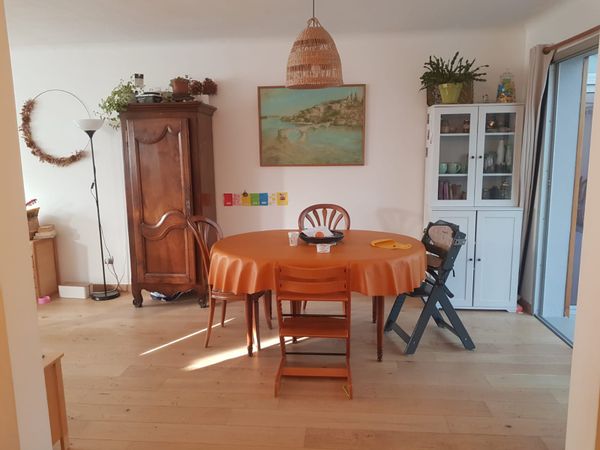 Maison de 3 chambres en bordure de Nantes, à 1 heure de l'Atlantique. Un jardin, des jeux pour les enfants, un lapin tout doux à câliner.