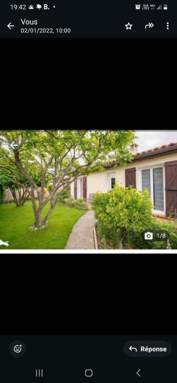 Maison de plain pied avec petit jardin tout autour de la maison, dans un quartier calme et familial.