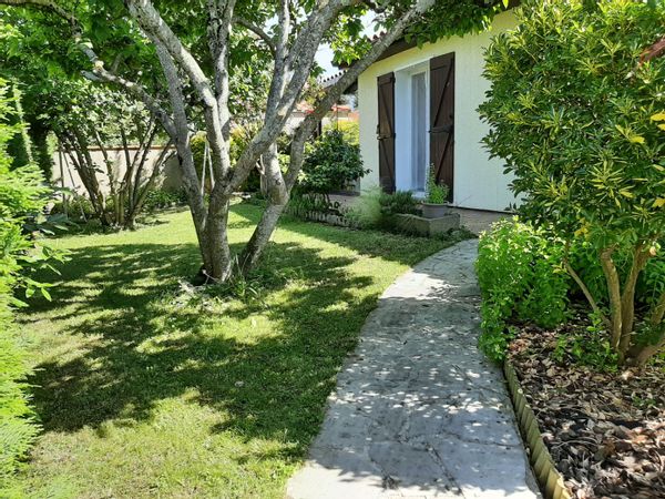 Maison de plain pied avec petit jardin tout autour de la maison, dans un quartier calme et familial.