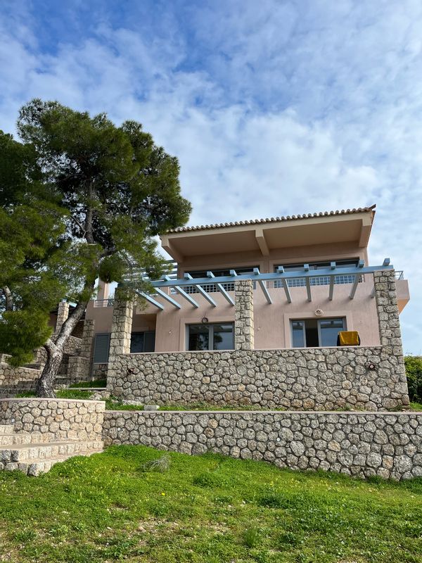 Maison familiale grecque de 4 chambres avec vue magique sur la mer