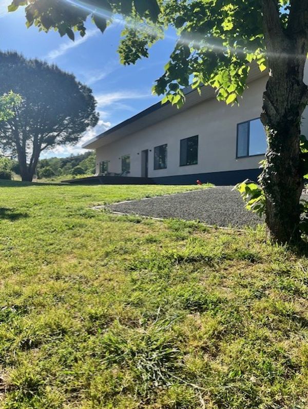 4 badroom single story house in the middle of vineyard with Pyrenees view on sunny days. Quiet and charming. Family friendly and 30mn driving from Toulouse or 20mn from Albi.