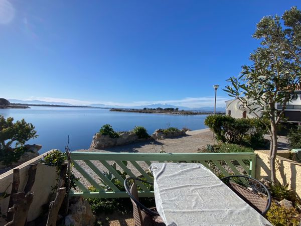 La maison vous propose une magnifique vue sur le pic du Canigou. Vous aurez les pieds dans l'eau, un lac marin se trouve juste devant le logement. Vous disposez également de belles terrasses.