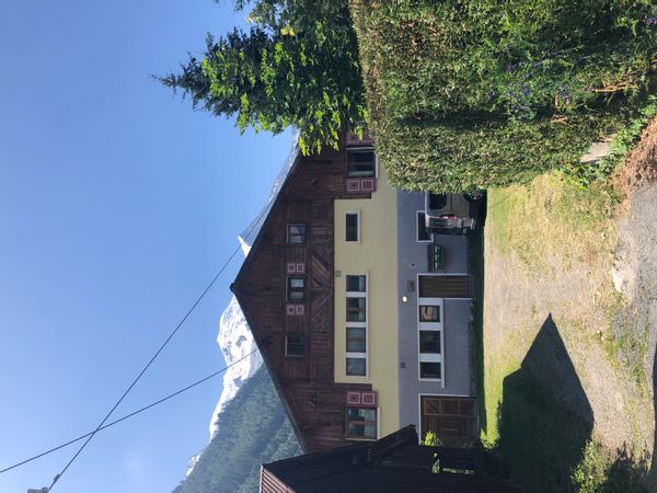 Hyggelig stue lejlighed midt i Chamonix by, med udsigt til Mont blanc fra terrassen.