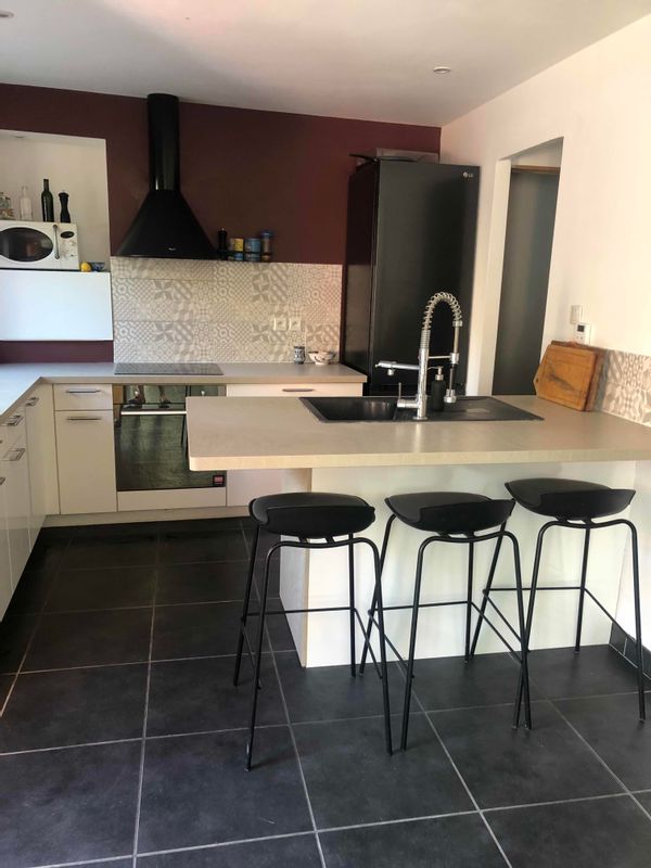 Chambre privée de 13 m2 comportant un lit double de 140 cm.  Accès salle de bains commune avec WC