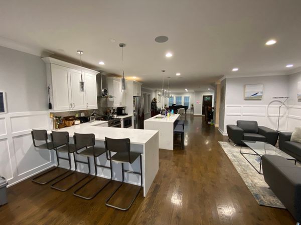 Chicago Family Getaway! Comfortable house w/ parking in a neighborhood close to public transit.