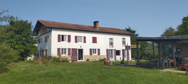 Jolie maison basque face aux Pyrénées au Pays Basque