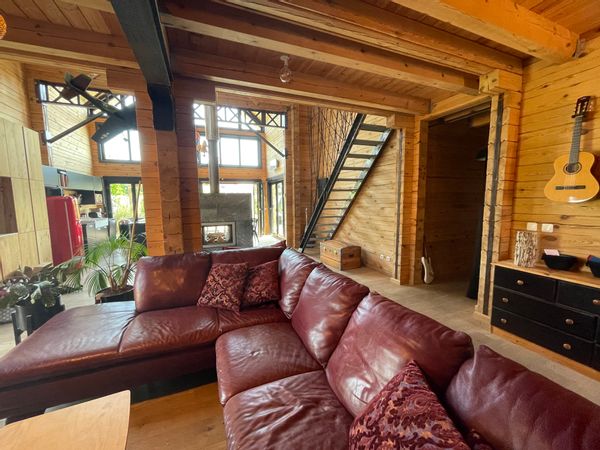 Nous proposons notre maison atypique style chalet avec piscine extérieure chauffée et grand jardin