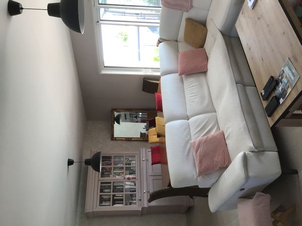 La maison de Brigitte et Jean Pierre. Située dans le département de la Charente Maritime à 6 km de Royan, ville balnéaire au bord de l’atlantique. Jet Sky, surf, bouée tractée, location de bateau., promenade en mer. Fort de Cordouan classé au patrimoine mondial de l’UNESCO. Aéro-club. Ne pas hésiter à faire une initiation ou à prendre des cours. Parachutisme. A Saujon, club de Sky nautique, pétanque…Zoo de la Palmyre, attractions diverses. 30 mn de Rochefort, 20 de Saintes À proximité de tous commerces. Intermarché, coiffeur cabinet médical, ostéopathes,kinésithérapeutes, pharmacie, hôpital. Pièce de vie avec cuisine ouverte de 52 m2. WC indépendant. Baie vitrée de 3,80 mètres ouvrant sur une piscine. Pergola, barbecue, salon de jardin, table et chaises d’extérieur. Chambres avec placard. Wifi