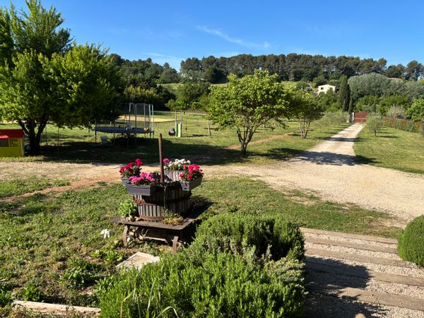 Ancien mas mitoyen entièrement rénové. La maison fait 95 m2 et nous avons un jardin de 8000m2. C’est un vrai petit havre de paix en pleine campagne à seulement 10 min en voiture du centre ville d’Aix en Provence. À 5 min de chez nous vous avez une grande zone commerciale avec tous les commerces et nous sommes aussi à 5 min de village de Luynes. Aix en Provence est une ville formidable où il fait bon vivre entre mer et montagne. On adore notre Provence !