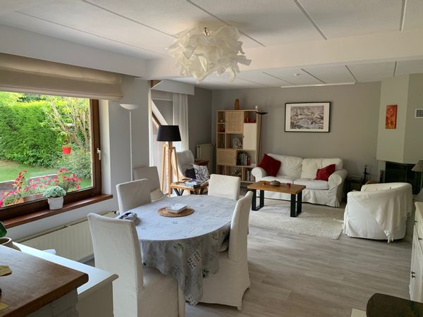 Maison lumineuse dans un havre de paix proche des commodités.