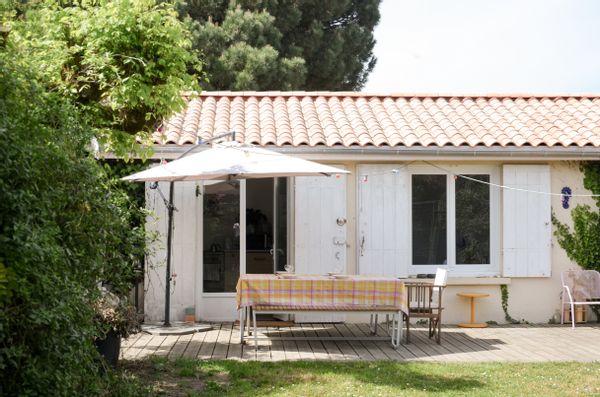 La maison de Julie Maison des années 20 et son atelier de ferronnerie fraîchement rénové ; nous en avons fait une maison d’habitation très agréable à vivre avec son petit jardin intimiste et paisible. Nous habitons en face de la gare qui mène à Bordeaux (en 15min). Nous sommes au cœur du vignoble des graves à 1h de l’océan.