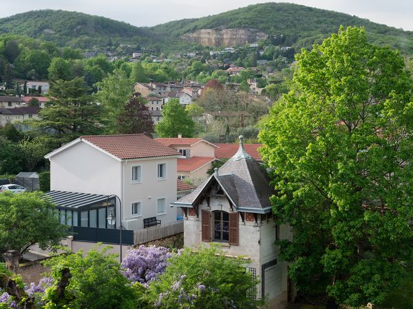 Appartement chaleureux dans un manoir Art nouveau, au bord de la Saône, à 20 min de Lyon