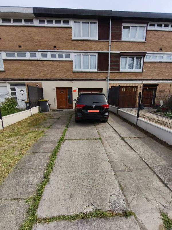 Maison de type bel étage à proximité des transports en commun ( métro à moins de 5 minutes à pied. 3 station de gare Lille Europe et 4 stations de Lille Centre.) logement comprenant 3 chambres et une quatrième servant de bureau. Possibilité de stationner véhicules devant la maison et petit jardin de 60 mètres carrés avec panier de basket. Logement tout à fait adapté pour personne ayant des enfants.